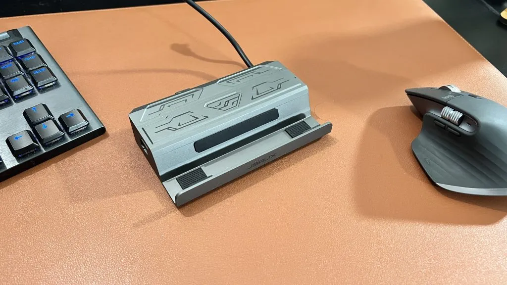 Clavier, station d'accueil JSAUX Steam Deck et souris Logitech disposés sur un bureau