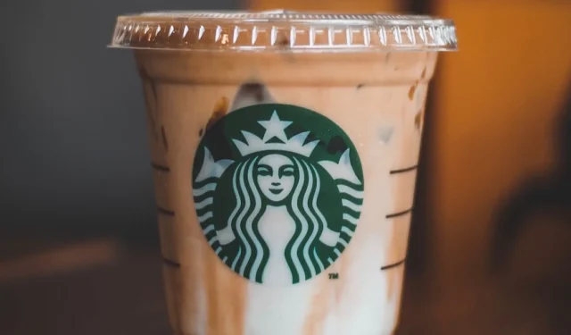 Los clientes de Starbucks se indignan cuando un barista admite que el gerente les aconsejó usar café descafeinado en lugar de café normal.