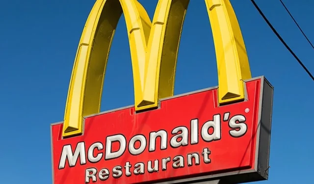 Mujer bajo fuego después de amenazar con «acabar con todo» por un pastel de manzana de McDonald’s