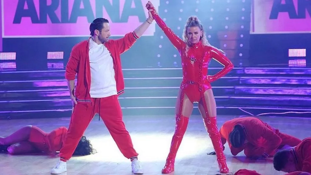 Ariana Madix 和她的 DWTS 搭檔 Pasha Pashkov 在第 32 季結局中。