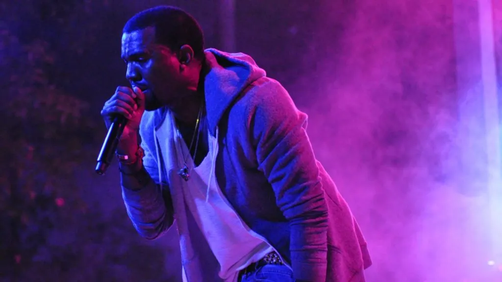 Kanye West se apresentando em show