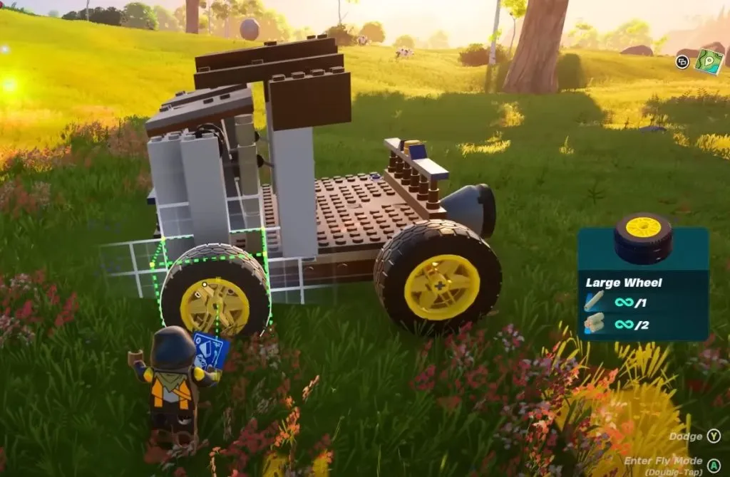 LEGO Fortnite-Spieler montiert Räder an seinem Autobau.