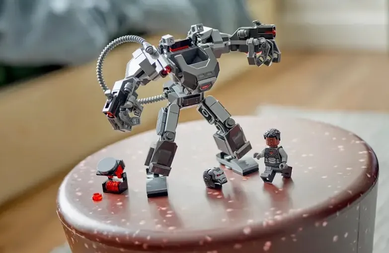 Nouvelle armure Mech LEGO Marvel War Machine exposée