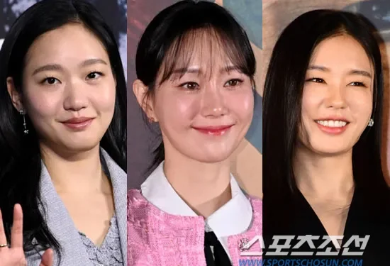 Lee Yoo-young jubelt über den freundschaftlichen Wettbewerb mit seinen Klassenkameraden Kim Go-eun und Ahn Eun-jin von der Korean National University of Arts 