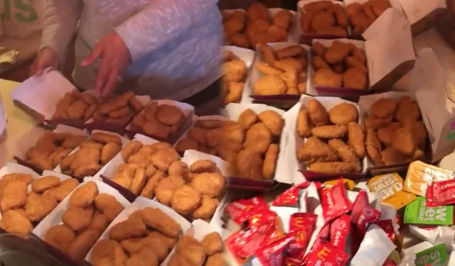 La commande de Man’s DoorDash devient virale après la livraison de 200 nuggets au lieu de 20