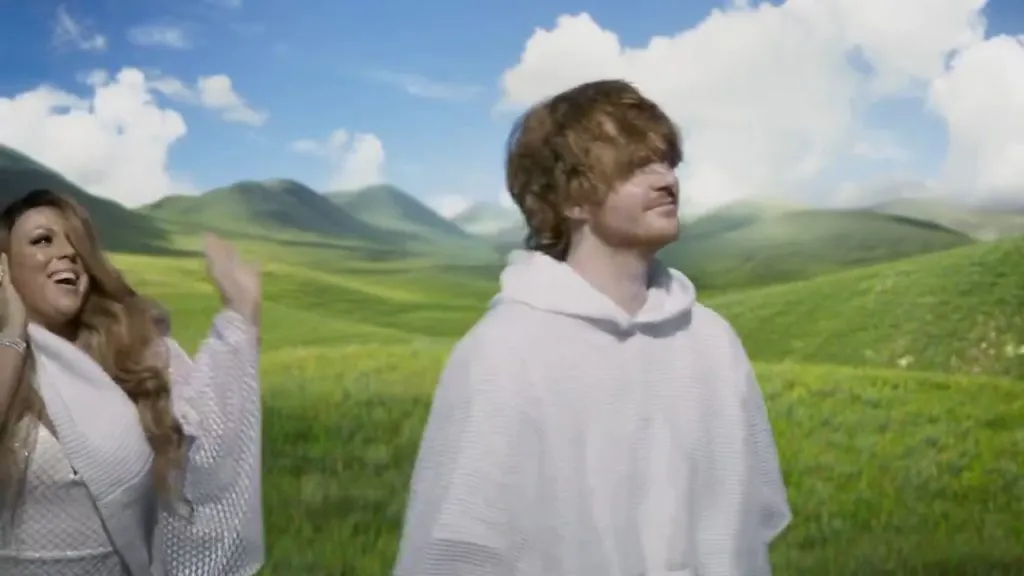 Imitadores de Mariah Carey e Ed Sheeran em um campo no vídeo de Lil Nas X