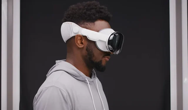 Marques Brownlee practica los auriculares Apple Vision Pro en un vídeo de unboxing