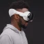 Marques Brownlee geht im Unboxing-Video mit dem Apple Vision Pro-Headset Hand an