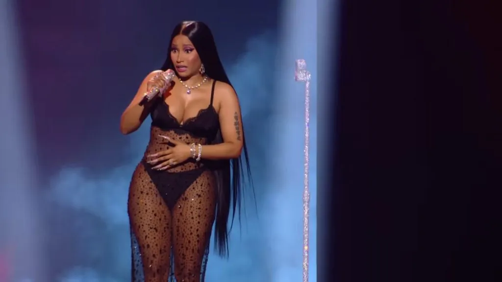 Nicki Minaj si esibisce sul palco durante una premiazione