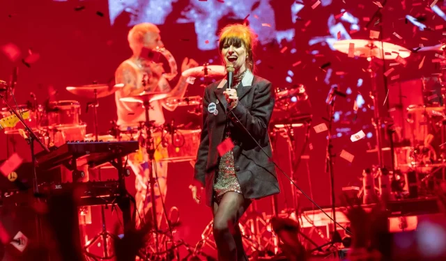 I fan dei Paramore sono indignati dopo che la band si è ritirata dai prossimi spettacoli