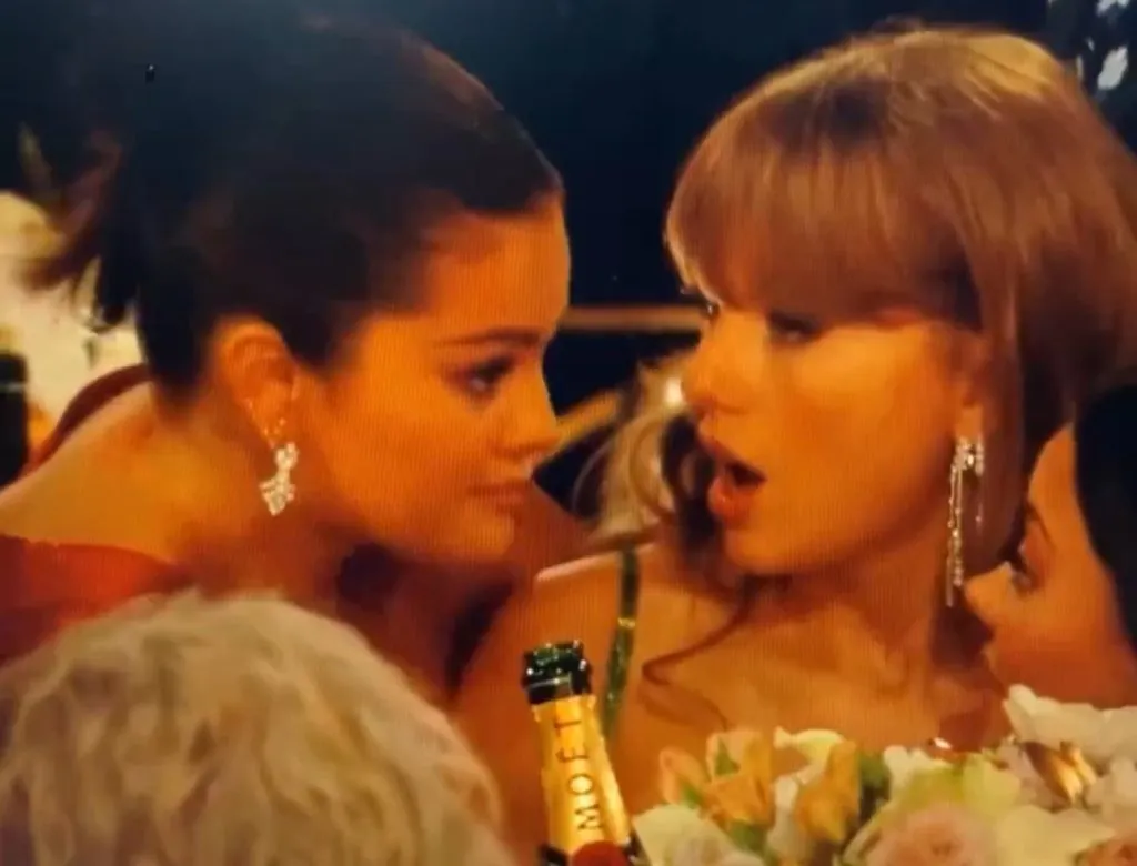 Selena Gomez y Taylor Swift sentadas en los Globos de Oro