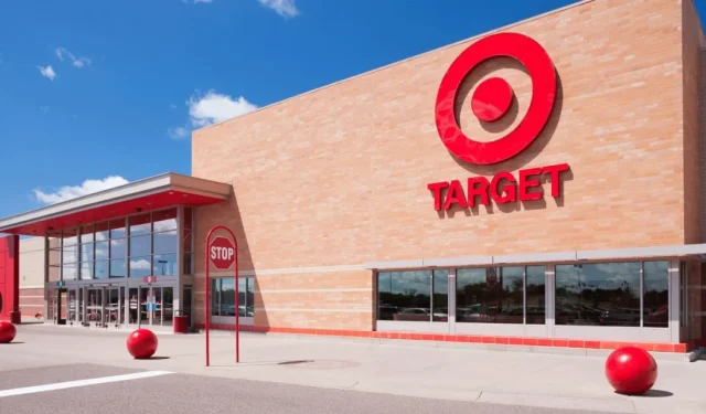 Empleada de Target explica por qué odia que los clientes usen su nombre a pesar de llevar una etiqueta con su nombre