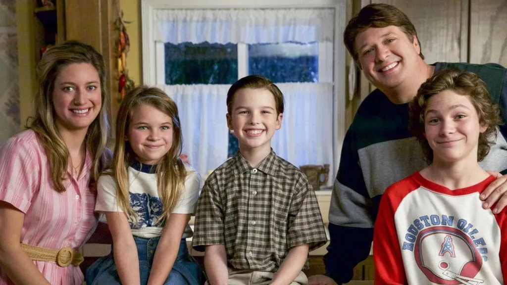 Iain Armitage et le casting de Young Sheldon.