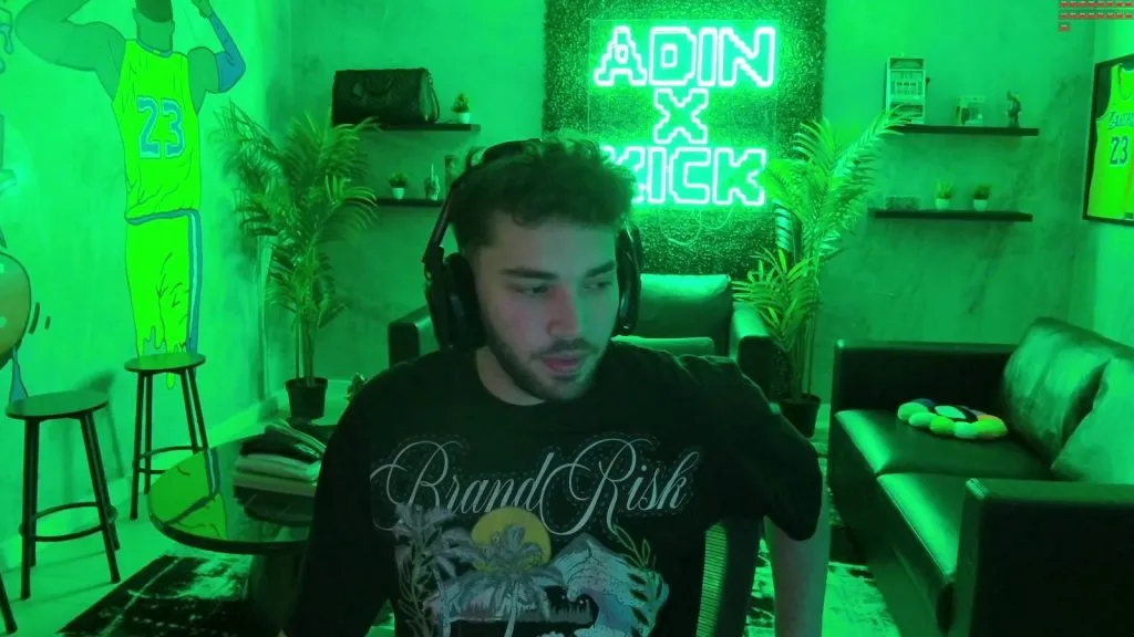 Adin Ross transmituje na Kick