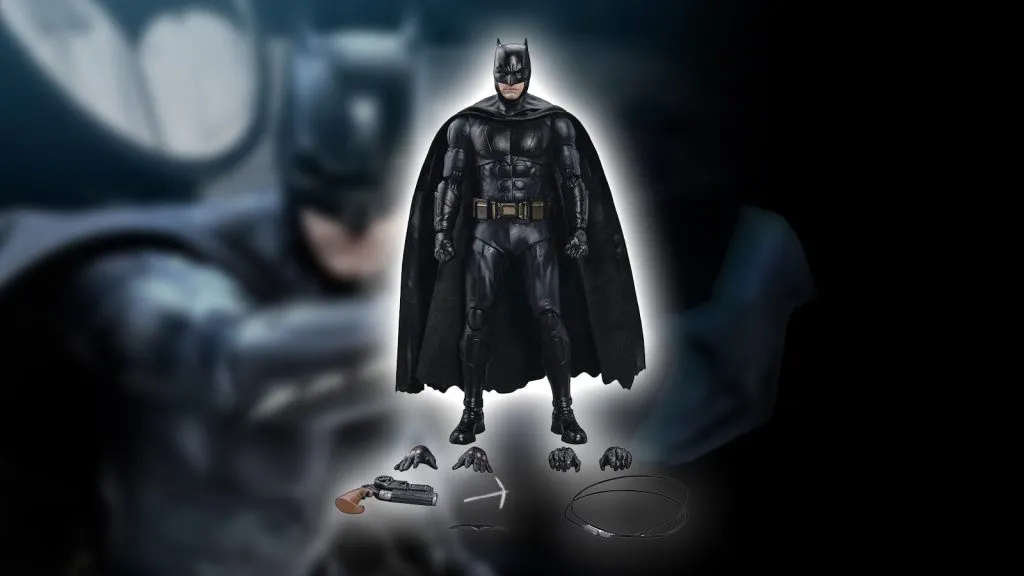 Batman-Actionfigur auf verschwommenem Hintergrund mit Werkzeugen und Ersatzhänden vor ihm