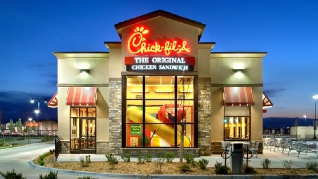 L'immagine mostra un ristorante Chick-fil-A.