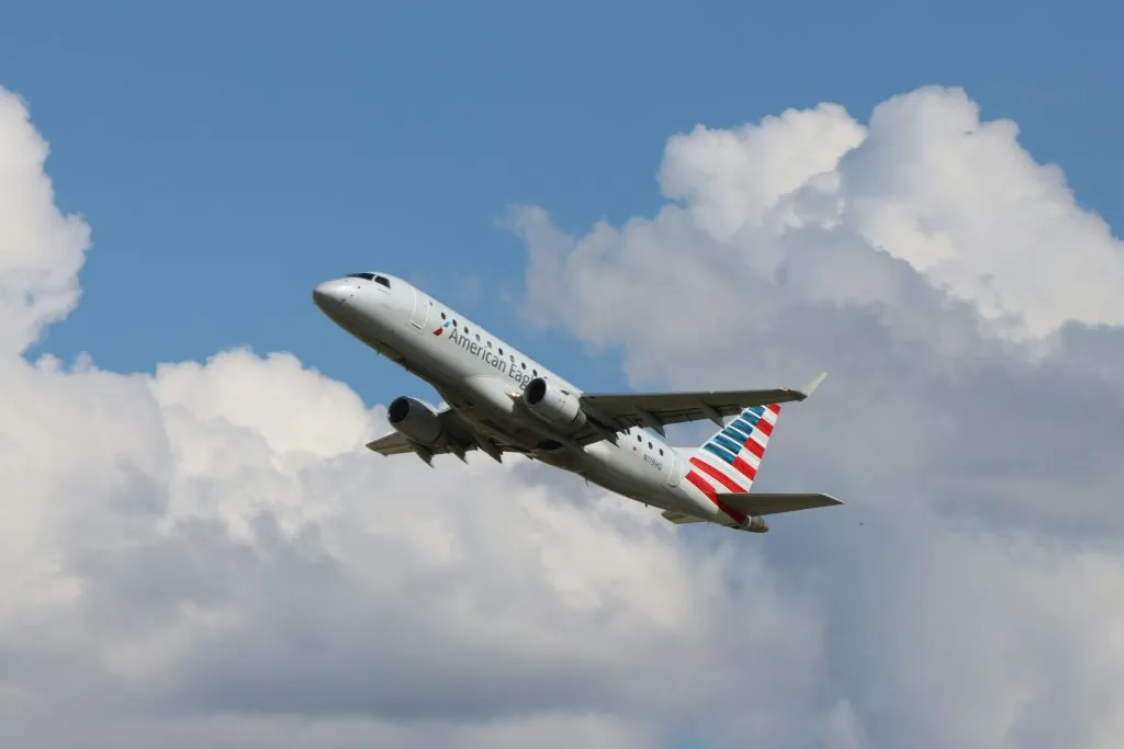 Passageiro peidado foi expulso de voo da American Airlines após discussão  causar atraso - PDB Portugal