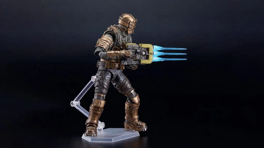 figure figma d'Isaac Clarke de Dead Space sur fond noir et support, il tient un coupeur de plasma