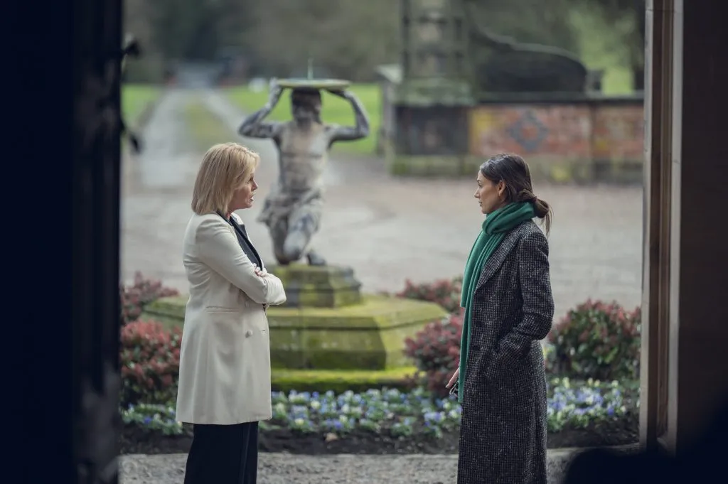 Michelle Keegan und Joanna Lumley in Fool Me Once