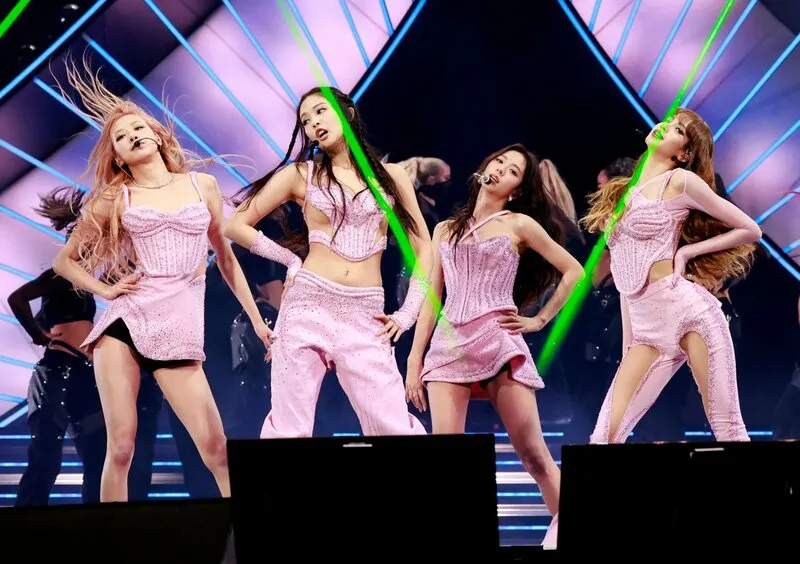 (G)I-DLE Copiato BLACKPINK? Gruppi' Introduzione e outfit attirano l'attenzione per 'Uncanny' Analogie