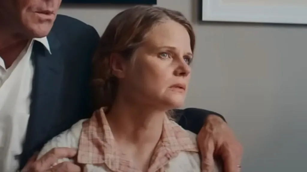 Joelle Carter als Hellen Hill in The Hill