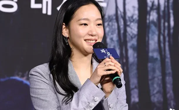 „Militärdienst“ Lee Do-hyun, überraschender, nicht persönlicher Auftritt „Kim Go-eun, war ich zuverlässig?“ (Exhuma)