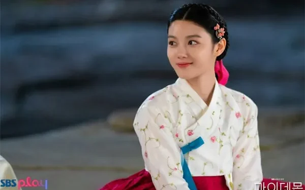 Medio de comunicación coreano criticó la moda hanbok de Kim Yoo-jung y Lee Se-young en dramas recientes