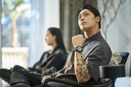 Lee Do-hyun se transforme en chaman avec des tatouages ​​sur tout le corps dans son premier film « Exhuma »