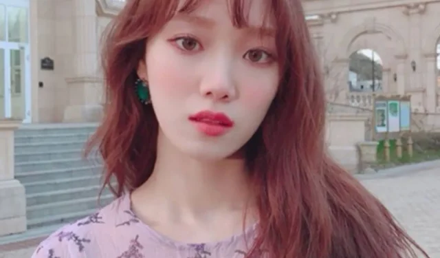 Lee Sung-kyung condivide il suo calore donando a sostegno delle persone anziane che vivono sole