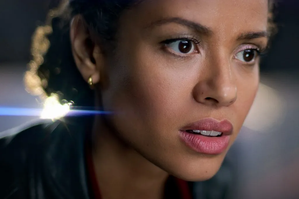 Gugu Mbatha-Raw en Ascensor