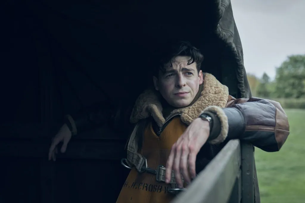 Anthony Boyle dans Les Maîtres de l'Air