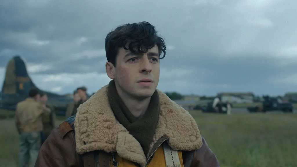 Anthony Boyle en Masters of the Air Episodio 1