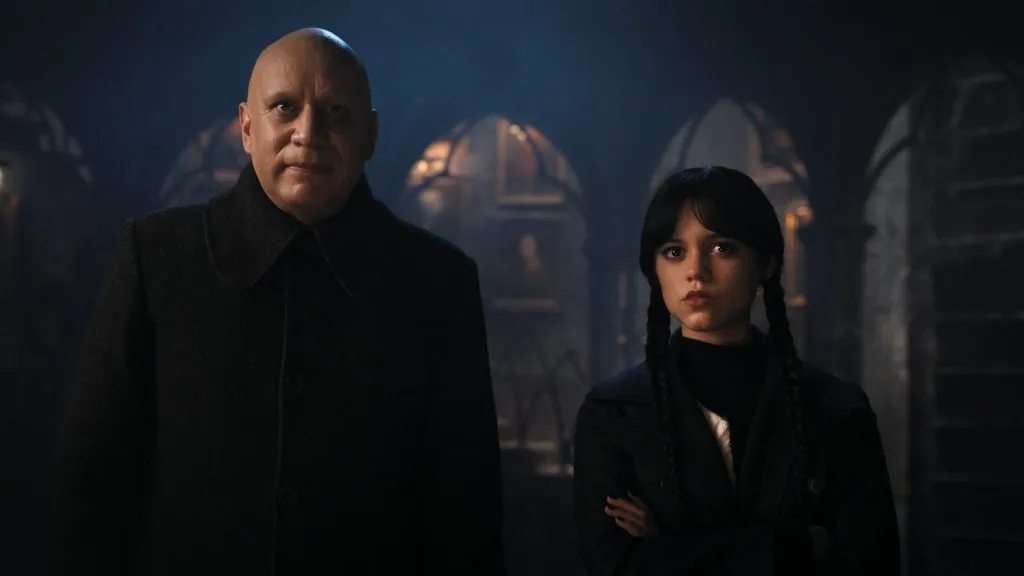 Fred Armisen como el tío Fester y Jenna Ortega como el miércoles.