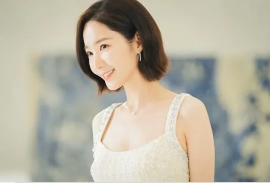 Park Min-young mostra un nuovo look con i capelli corti nel nuovo episodio di “Marry My Husband”.