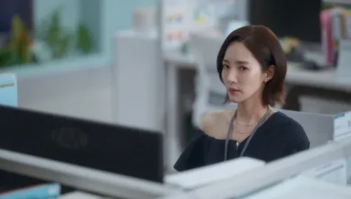 Die Kritik an Park Min-youngs Outfits, die in „Marry My Husband“ nicht zu Zeit und Ort passen, hält an