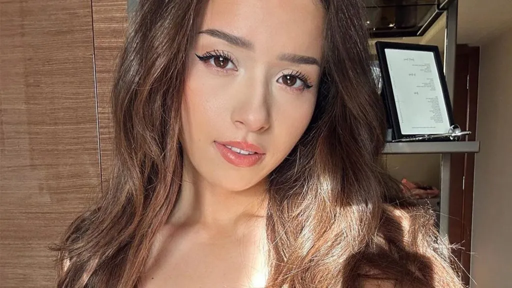 Pokimane sorri para uma selfie.