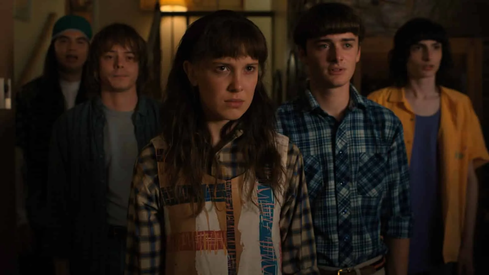 obsada „Stranger Things” stała i wyglądała na zmartwioną