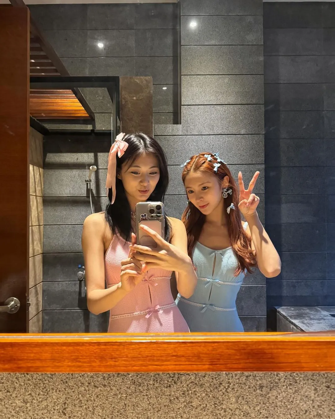 ZWEIMAL Tzuyu & Ehemaliger CLC Elkie