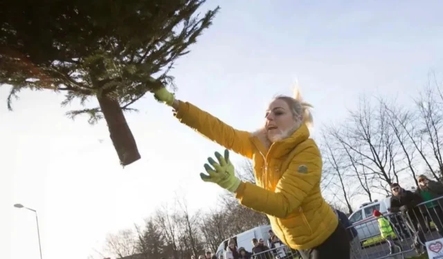 Mutter verliert 800.000 US-Dollar im Invaliditätsfall, nachdem sie beim Weihnachtsbaumwerfen gesichtet wurde