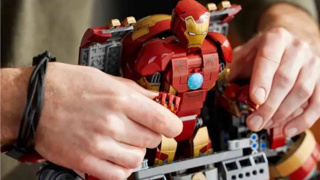 La figurine LEGO Marvel Iron Man s'intègre dans le cockpit du LEGO Marvel Hulkbuster.