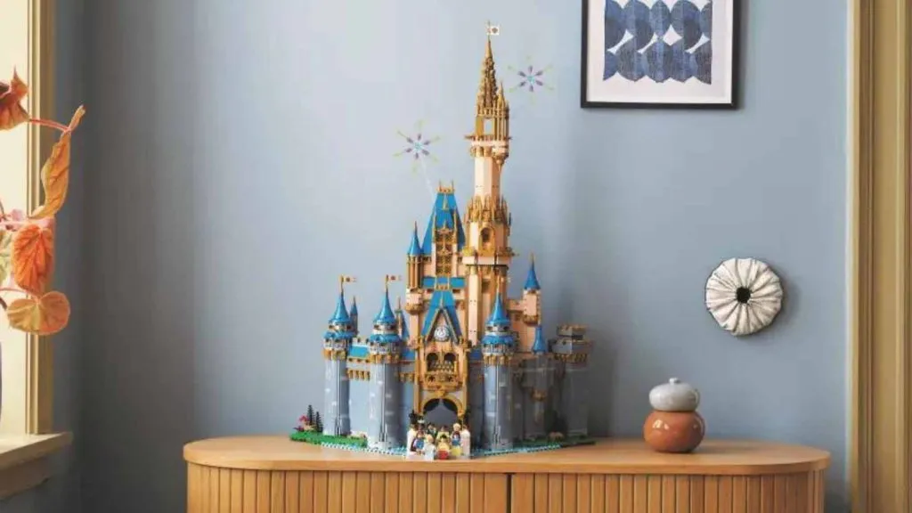 O LEGO Disney Castle em exibição