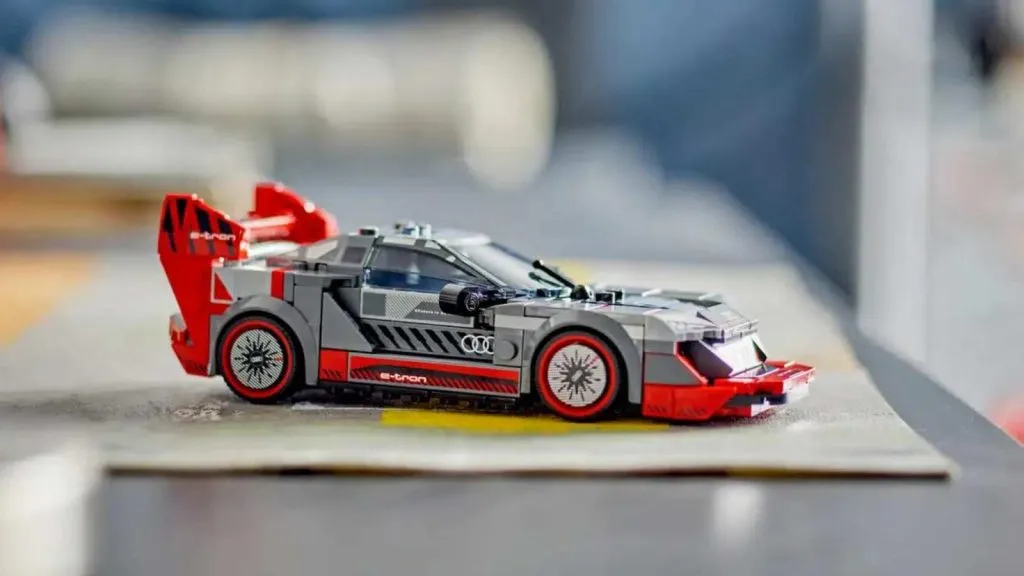 Prezentowany samochód wyścigowy LEGO Speed ​​Champions Audi S1 ​​e-tron quattro