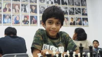 Menino de 8 anos quebra recorde de xadrez após derrotar grande mestre polonês
