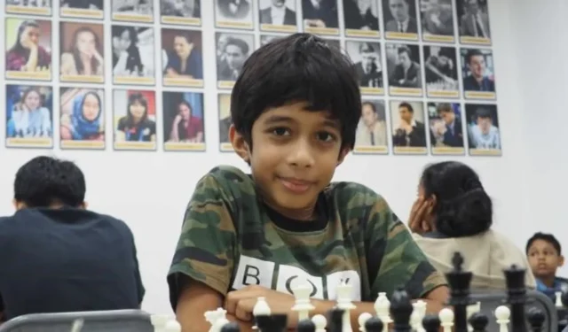 Un bambino di 8 anni batte il record di scacchi dopo aver battuto il Gran Maestro polacco