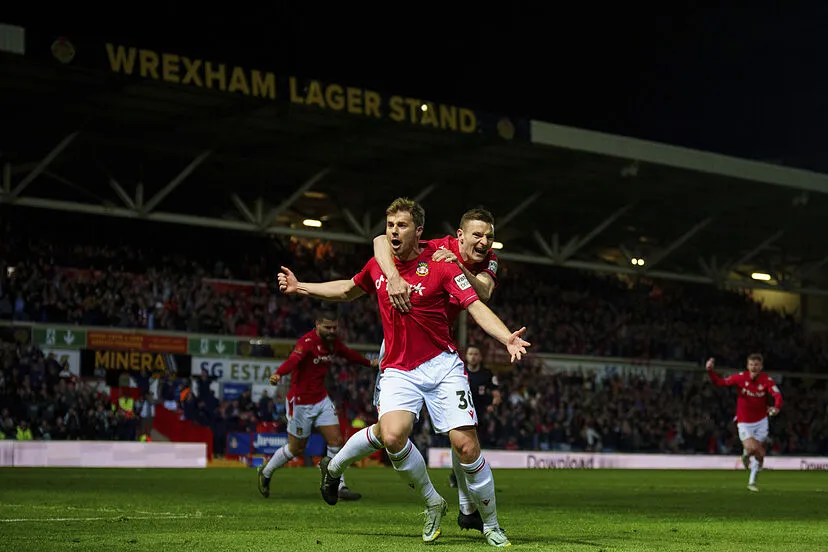 Paul Mullin e James Jones jogando pelo Wrexham