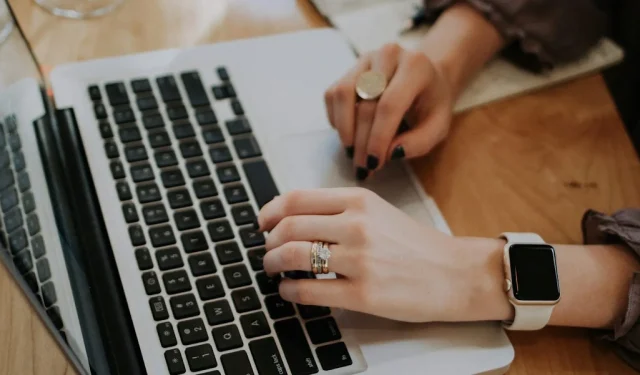 Mulher explica por que o LinkedIn é um aplicativo de namoro melhor que o Tinder e o Hinge