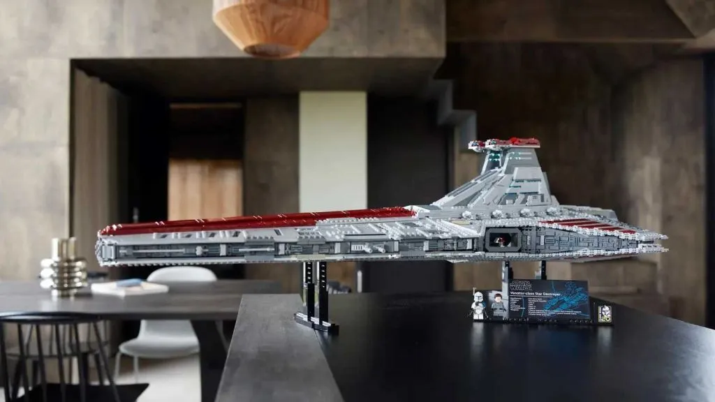 O LEGO Star Wars Venator-Class Republic Attack Cruiser em exibição.