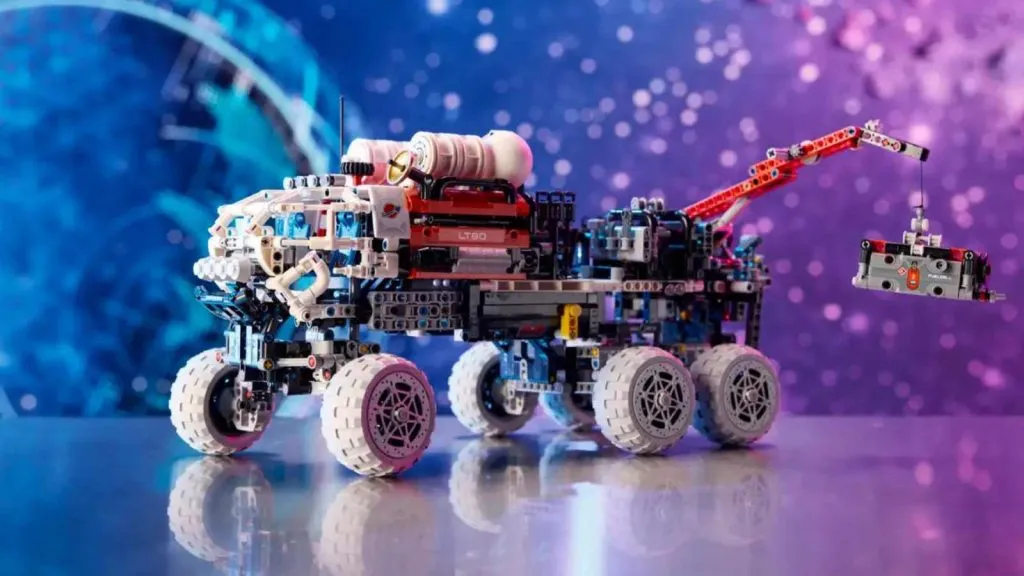 O LEGO Technic Space Mars Crew Exploration Rover em exibição