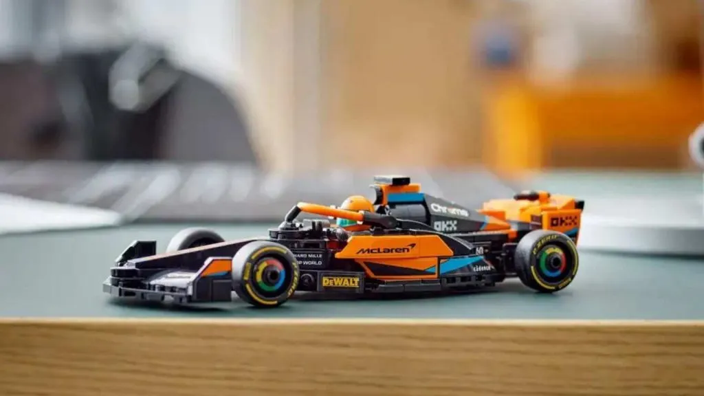 El auto de carreras de Fórmula 1 McLaren 2023 LEGO Speed ​​Champions en exhibición