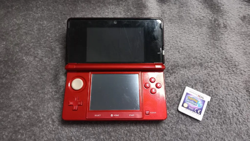Carrinho vermelho 3DS e Pokémon Moon